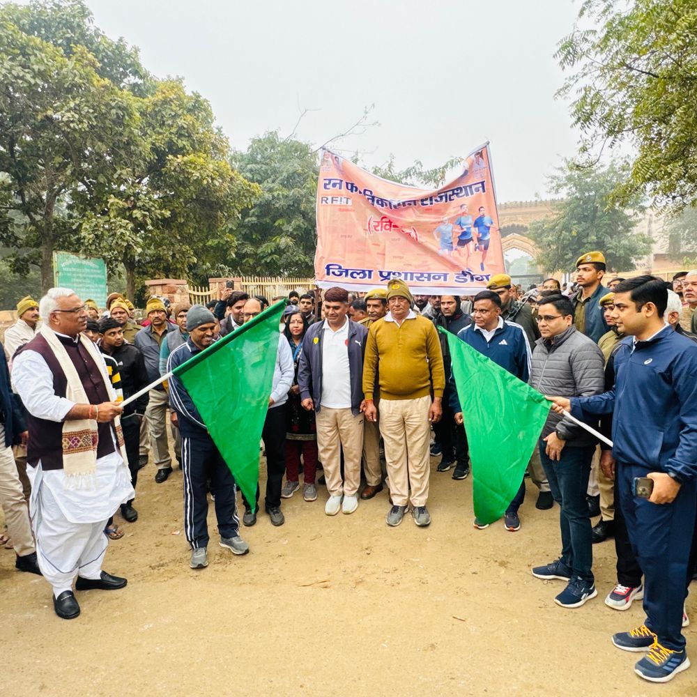 डीग में ‘विकसित राजस्थान’ दौड़ का आयोजन:गृह राज्य मंत्री बेढ़म और कलेक्टर ने जल महल से दिखाई हरी झंडी