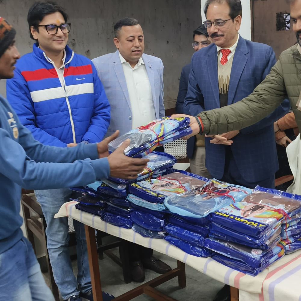 ज्ञानपुर जेल में कैदियों को कंबल व इनर बांटे गए:जेपी हॉस्पिटल और सेस्को की पहल पर हुआ वितरण