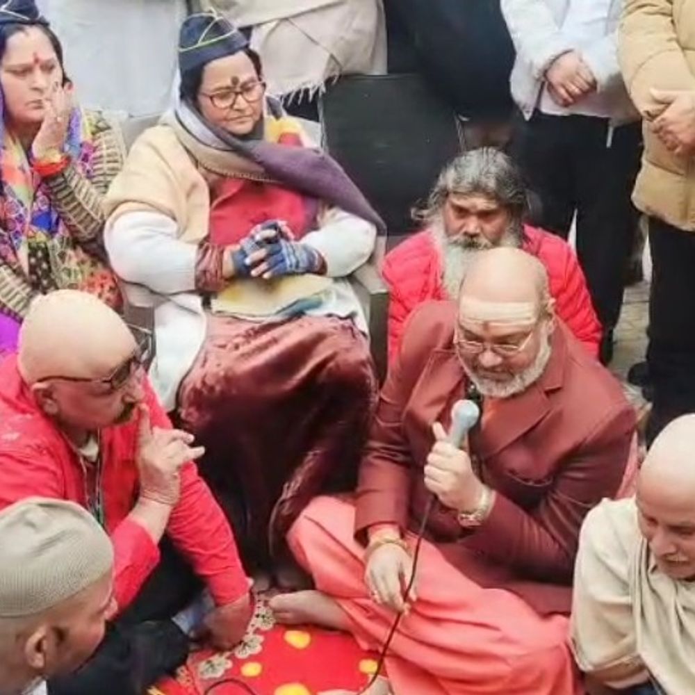 बांग्लादेशी हिंदुओं पर अत्याचार के विरोध में अनूठा प्रदर्शन:आठ पदाधिकारियों ने सिर मुंडन कराया, राष्ट्रपति को ज्ञापन सौंपा