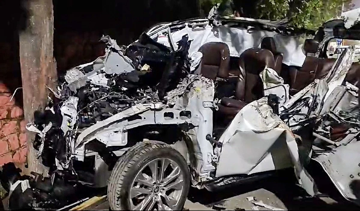 Madhya Pradesh के छतरपुर में ट्रक और कार की भिड़ंत में पांच लोगों की मौत