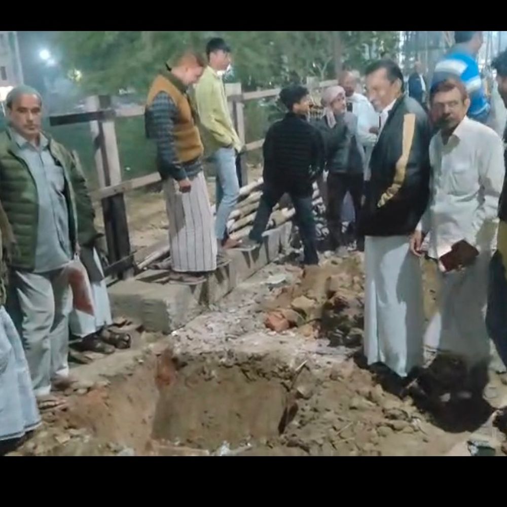 कब्रिस्तान की जमीन पर रेलवे पर कब्जे का आरोप:कमेटी ने विरोध कर निर्माण कार्य रुकवाया, अफसरों ने समझाकर शांत कराया