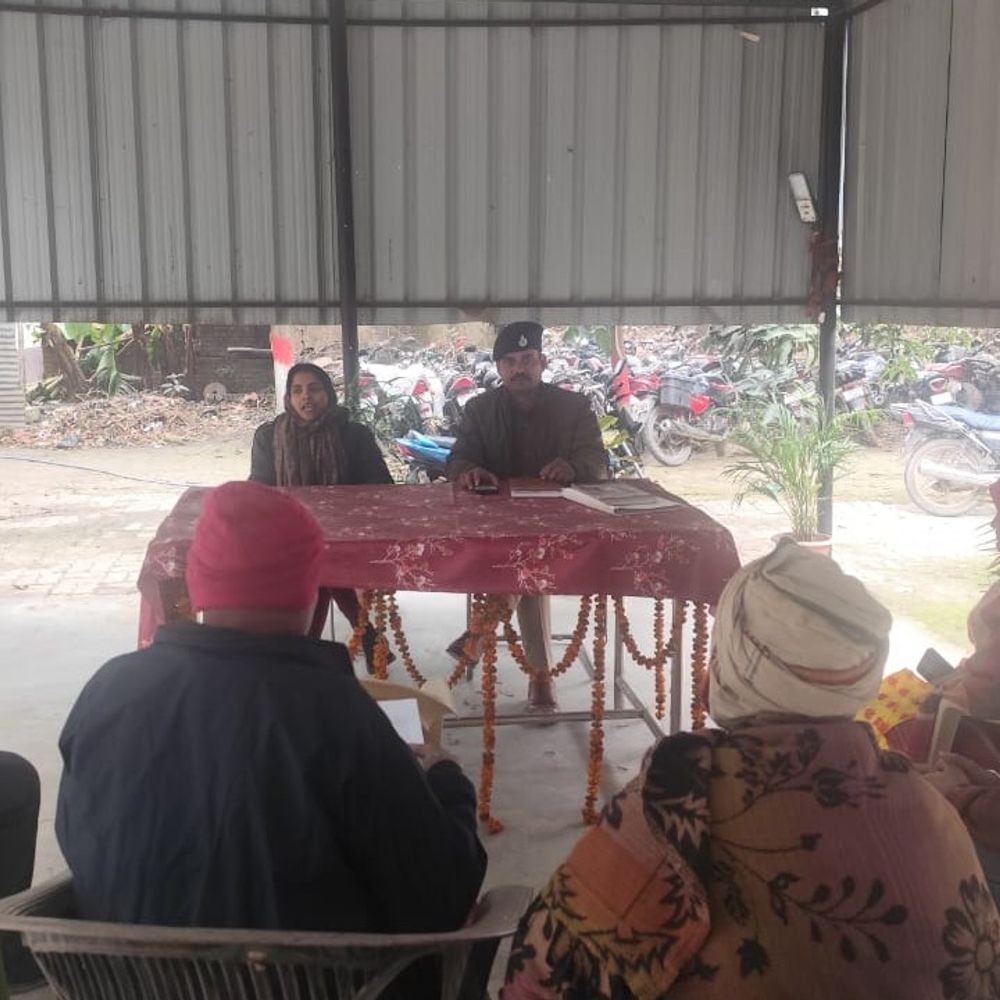 पुरनहिया प्रखंड के थाना परिसर में जनता दरबार:ग्रामीणों ने जमीन से जुड़े आवेदन किए, एक पक्ष की उपस्थिति की वजह से विवादों का समाधान स्थगित