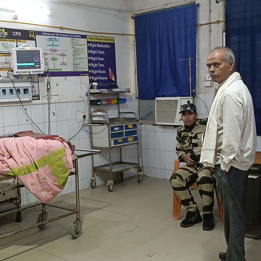 जमुई सदर अस्पताल के इमरजेंसी से डॉक्टर गायब:मरीजों को इलाज के लिए भटकना पड़ा, परिजन नाराज