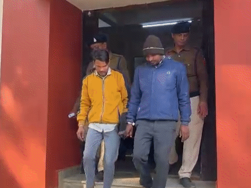 नौकरी, कपड़े, टॉप्स दिलाने का लाचक देकर युवती से गैंगरेप:दो लोगों ने किया दुष्कर्म, दो महिला ने दिया साथ, माता-पिता बाहर मजदूरी करते हैं