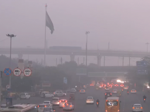 दिल्ली में प्रदूषण, 50% वर्क फ्रॉम होम नियम लागू:सरकारी-प्राइवेट दफ्तरों में सिर्फ आधे कर्मचारी जाएंगे; मजदूरों के खातों में ₹10 हजार ट्रांसफर करेगी सरकार