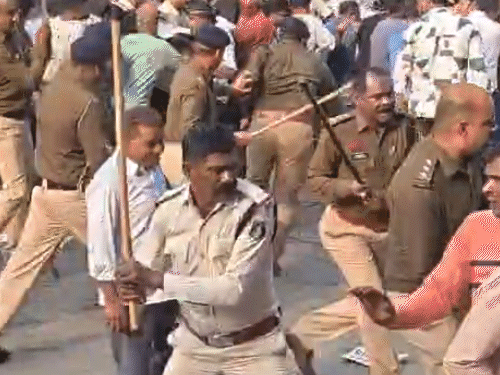 दुर्ग ASP पर पानी-पाउच फेंकने से शुरू हुई लाठीचार्ज VIDEO:जमीन गाइडलाइन का विरोध करने पहुंचे 5 व्यापारियों पर FIR; 6 पुलिसकर्मियों को आई चोट