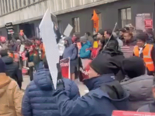 लंदन में भारतीयों के प्रोटेस्ट में खालिस्तानियों का हुड़दंग:भारत विरोधी नारे लगाए, झंडे लहराए; बांग्लादेशी हिंदुओं की रक्षा की मांग कर रहे थे भारतीय