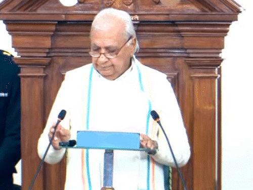 राज्यपाल का माइक खराब हुआ तो आगे-पीछे देखने लगे CM:सदन का नेता चुने गए नीतीश कुमार; BJP के सदस्यों ने कहा- गायब हैं तेजस्वी