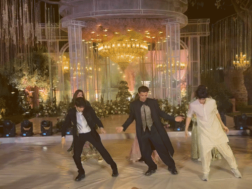 ऋतिक ने बेटों और गर्लफ्रेंड के साथ डांस किया:कजन की वेडिंग में इश्क तेरा तड़पावे पर थिरके सारे, फैंस बोले- विरासत में अच्छी चीजें मिली