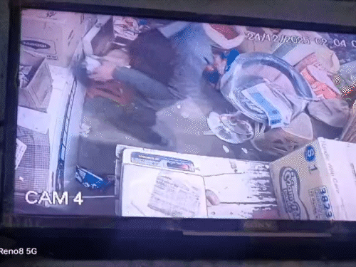पूर्णिया में किराना दुकान में चोरी का CCTV फुटेज:वेंटिलेटर तोड़कर अंदर घुसा, 45 सेकेंड में 1.50 लाख कैश ले भागा चोर