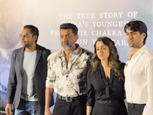 धर्मेंद्र की आखिरी फिल्म इक्कीस की स्क्रीनिंग में पहुंचे सेलेब्स:रेखा तस्वीर देख हुईं इमोशनल, बच्चन परिवार समेत सलमान खान भी हुए शामिल