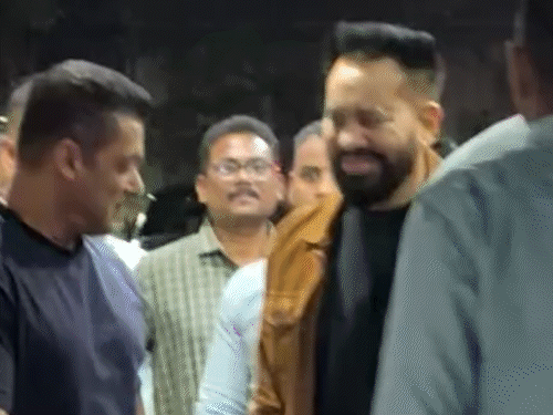 बॉडीगार्ड के साथ सलमान खान का मजाकिया अंदाज:एक्टर के छेड़ने पर शरमा गए शेरा; अरबाज-शूरा खान की एनिवर्सरी बैश में पहुंचे थे दोनों