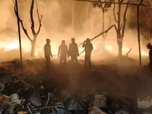 दरभंगा में NH-27 किनारे कबाड़ दुकान में लगी आग:फायर ब्रिगेड की 6 गाड़ियों ने 3 घंटे में काबू पाया, लाखों के नुकसान की आशंका