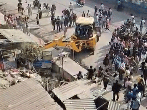 बेगूसराय में हटाया अतिक्रमण, महिलाओं ने दी गालियां:100 से ज्यादा झोपड़ीनुमा घर-दुकानों को तोड़ा, पीड़ित बोले- हमारे लिए व्यवस्था नहीं; ठंड में उजाड़ रहे घर