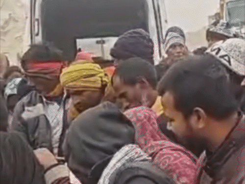 शेखपुरा में पहाड़ से फिसलकर महिला खाई में गिरी:पैर फिसलने से200 फीट नीचे गिरने से मौके पर मौत, 5 घंटे बाद शव निकाला गया