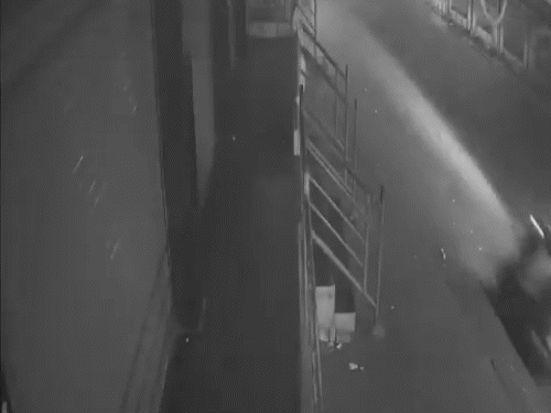 बेंगलुरू में पति के लिए सड़क पर गिड़गिड़ाती रही पत्नी:पहले हॉस्पिटल में डॉक्टर, दूसरे से एंबुलेंस नहीं मिली, आगे बढ़े तो एक्सीडेंट हुआ, मौत