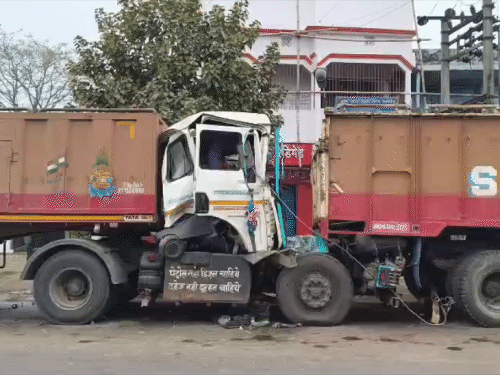 मुजफ्फरपुर में दो ट्रकों के बीच टक्कर:ड्राइवर 45 मिनट तक केबिन में फंसा रहा, गंभीर हालत में SKMCH रेफर; खलासी भी घायल