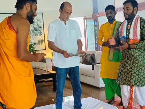 अक्षय खन्ना ने घर में कराया वास्तु शांति हवन:‘धुरंधर’ की सफलता के बीच एक्टर के अलीबाग वाले बंगले में हुई पूजा, देखें वीडियो