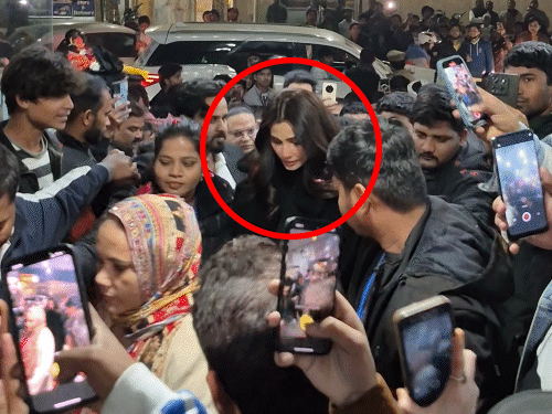 बॉलीवुड एक्ट्रेस डेजी शाह भीड़ में फंसी, धक्का-मुक्की…VIDEO:प्रयागराज में लिफ्ट में बेकाबू हुए फैंस, सेल्फी की मची होड़