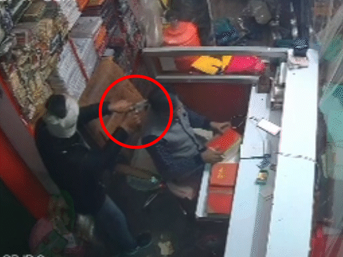 प्रयागराज में गन पॉइंट पर लूट के दो और VIDEO:3 लुटेरे 9 मिनट 53 सेकेंड रहे, 2 मिनट में एक लाख रुपए लूटकर भागे