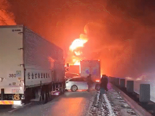 जापान में 50 से ज्यादा गाड़ियां आपस में टकराई:कई गाड़ियां जली, बुजुर्ग महिला की मौत, 26 घायल; बर्फीले मौसम के कारण हादसा हुआ