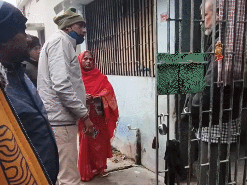 मुजफ्फरपुर में देह व्यापार के आरोप में 5 हिरासत में:3 महिला, 2 पुरुषों से पूछताछ कर रही पुलिस; स्थानीय बोले- झूठे केस में फंसाने की धमकी देते थे