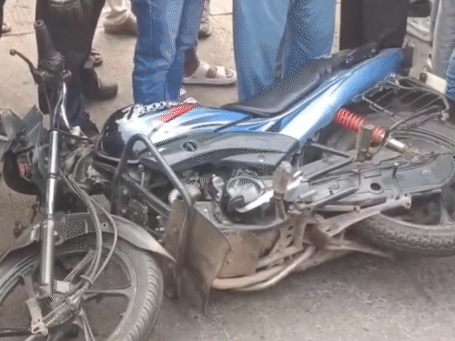 बेटी को एग्जाम दिलाने ले जा रहे पिता की मौत:बालू लदे ट्रैक्टर से टक्कर, रुकने की बजाए ड्राइवर बाइक सवार को कुचलकर भागा