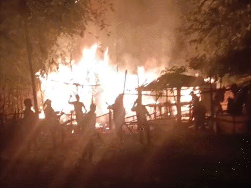 भागलपुर में आग लगने से तीन घर जलकर राख:2 मवेशी भी झुलसे, करीब एक लाख का नुकसान; फायर ब्रिगेड ने पाया काबू