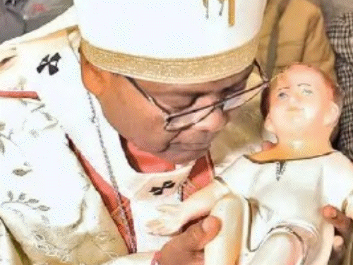 झारखंड में क्रिसमस की धूम; आधी रात जन्में येसु:चर्चों में उमड़ा आस्था का सैलाब, ठंड के बीच श्रद्धा में डूबा शहर, पूरे दिन होगी प्रार्थना