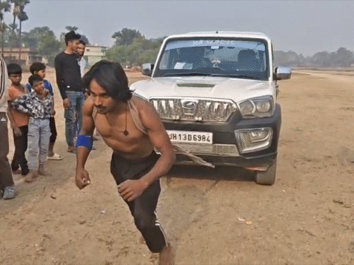 गया का ‘बिहारी टार्जन’ का हैरतअंगेज स्टंट:दिलबर खान रोजाना 5 किलो दूध पीता है, सिर में रस्सी फंसाकर खींचते हैं स्कॉर्पियो