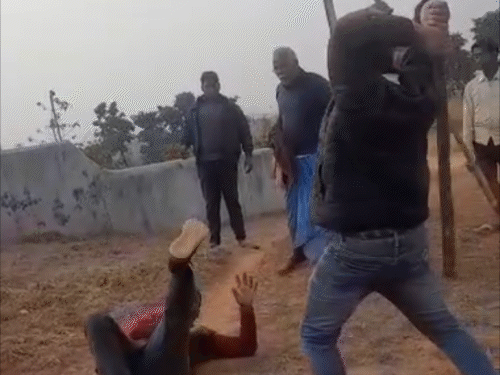 गिरिडीह में पीटकर युवक की हत्या का VIDEO:17 दिसंबर को घेर कर कुछ लोगों ने लाठी-डंडे, लात-घूंसों से पीटा था, जमीन विवाद से जुड़ा मामला