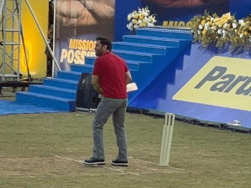 वडोदरा में धोनी का मिशन पॉसिबल इवेंट:पारुल यूनिवर्सिटी पहुंचे, बैट लेकर स्टेज पर एंट्री, छात्रों को कूल रहने का मंत्र दिया