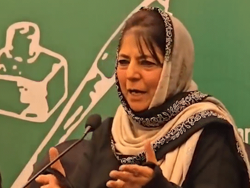 महबूबा बोलीं- सरकार की नीति जम्मू-कश्मीर में फेल हुई:डॉक्टर सुसाइड बॉम्बर बना; हम यह नहीं कहते कि हमें पाकिस्तान को दे दो, लेकिन इज्जत तो दो