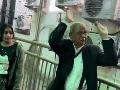 पूर्व चीफ जस्टिस पर जूता फेंकने वाले वकील पर हमला:यूपी के राकेश किशोर को चप्पलों से पीटा; लगाए सनातन धर्म की जय के नारे