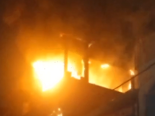 विश्वबंधु पुस्तकालय चुनाव के बाद जीत का जश्न:पटाखे से घर में लगी आग, लाखों का नुकसान; फर्नीचर, अनाज, इलेक्ट्रॉनिक सामान जलकर राख