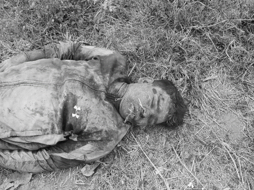 चतरा में नक्सलियों के दो गुट भिड़े, 2 की मौत:आधी रात गोलियों की तड़तड़ाहट से दहला गांव; NIA आरोपी समेत 3 गंभीर