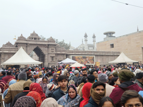काशी-मथुरा और अयोध्या पहुंचे लाखों श्रद्धालु:न्यू ईयर से 3 दिन पहले गलियां खचाखच भरीं, बांके बिहारी मंदिर की अपील- 5 जनवरी तक न आएं