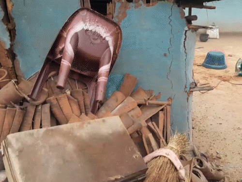 टुंडी में हाथियों ने दो घरों को किया क्षतिग्रस्त:धान भी खा गए, मशालचियों ने झुंड को खदेड़ा; इलाके में दहशत