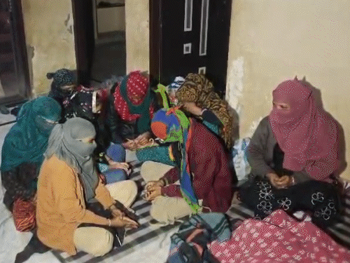 एनजीओ ने 8 महीने से 18 महिला-पुरुषों को रखा बंधक:लव मैरिज पर पुलिस ने संस्था में रखा तो किया अश्लील व्यवहार, लड़कियां बोलीं- घर जाना है