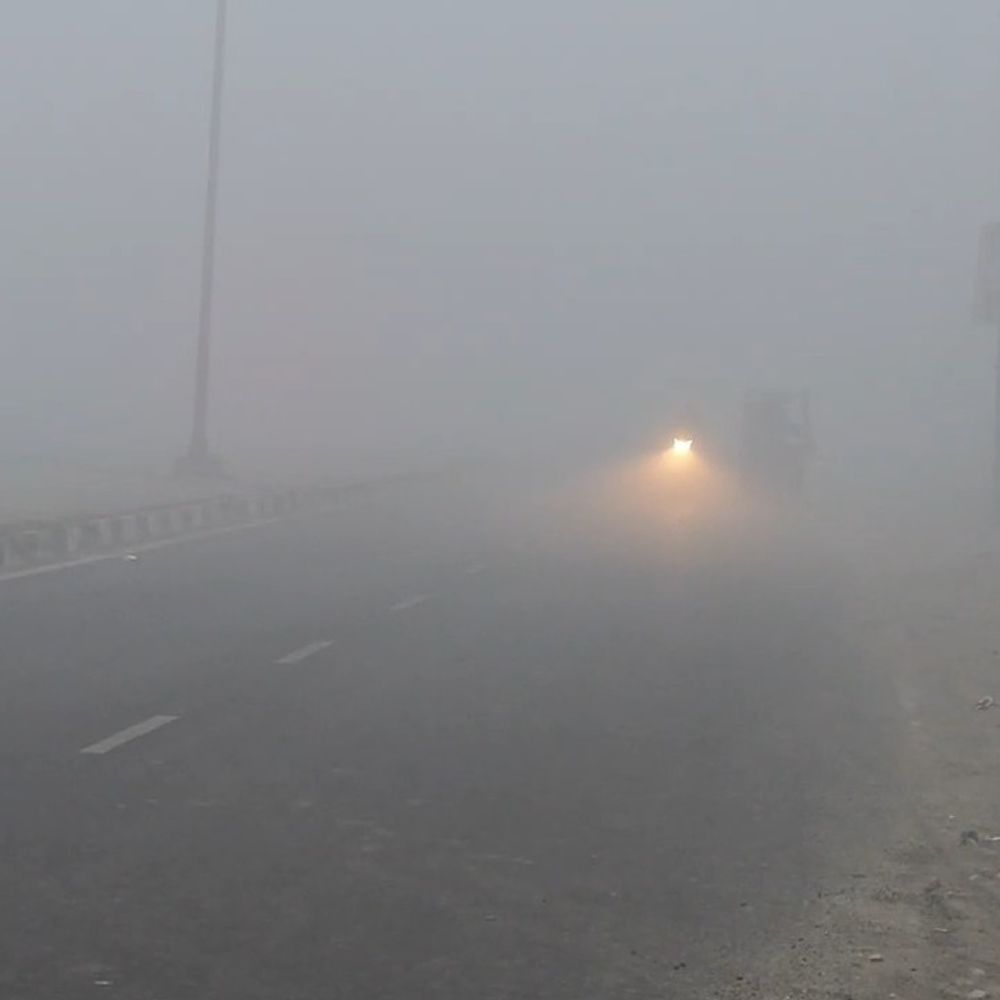 अमरोहा में घना कोहरा, विजिबिलिटी शून्य:NH-9 पर वाहन रेंगते चले, तापमान 7 डिग्री