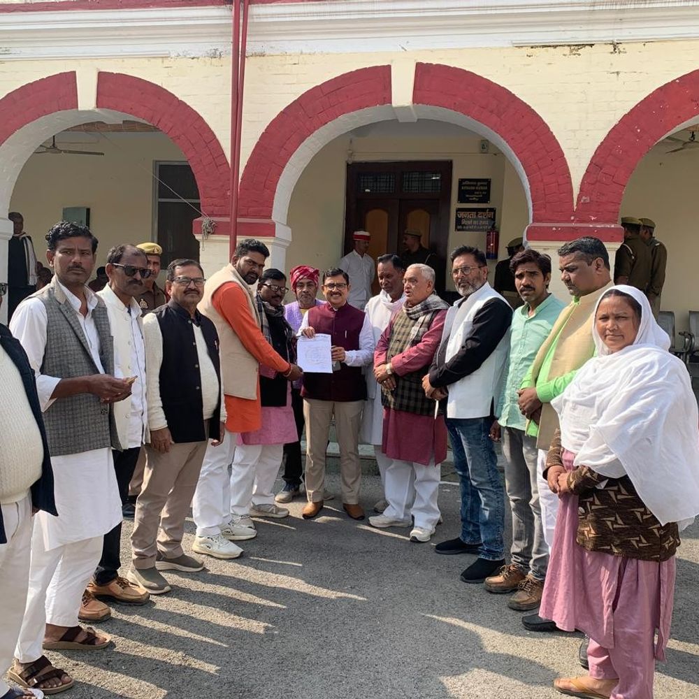 कांग्रेस कार्यकर्ताओं ने निर्वाचन आयुक्त को सौंपा पत्र:एसआईआर में लापरवाही पर उठाए गंभीर सवाल