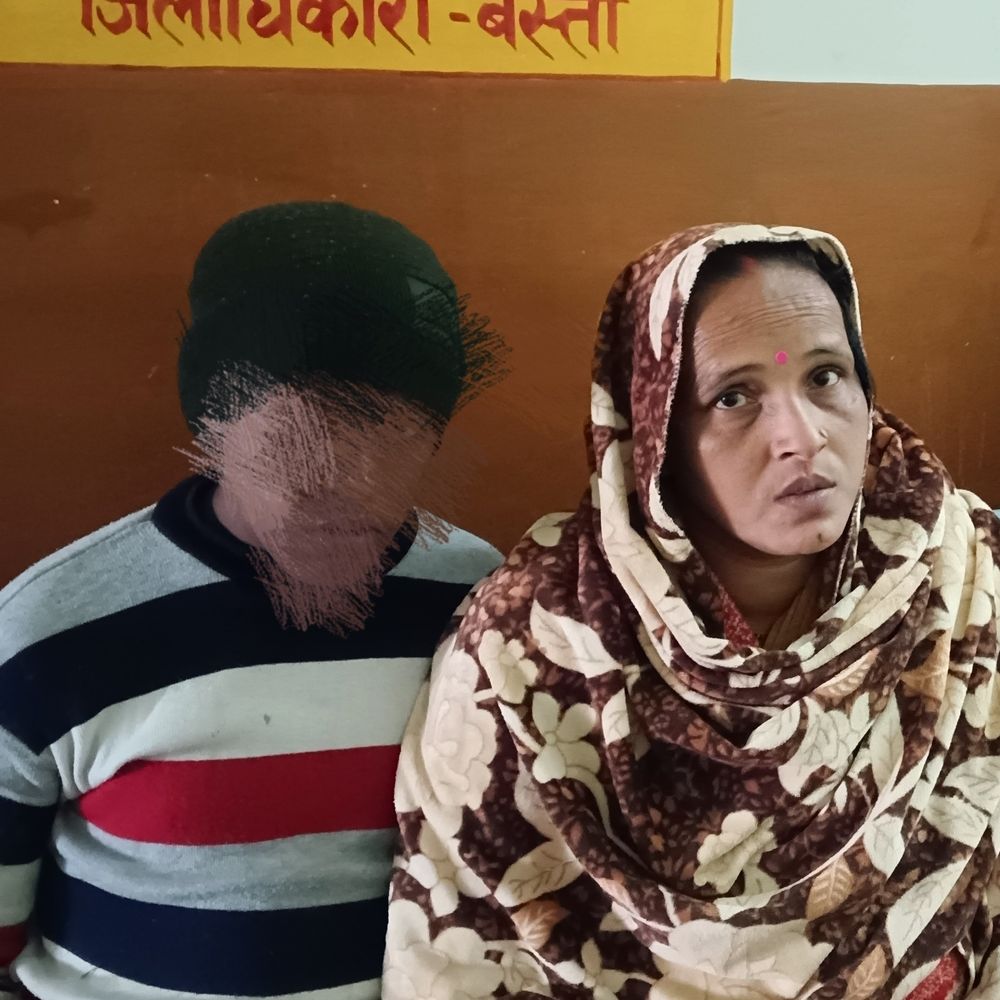 ट्रेन में भटककर चढ़ा बच्चा सुरक्षित मिला:जीआरपी ने बस्ती रेलवे स्टेशन पर उतारा, मां को सौंपा