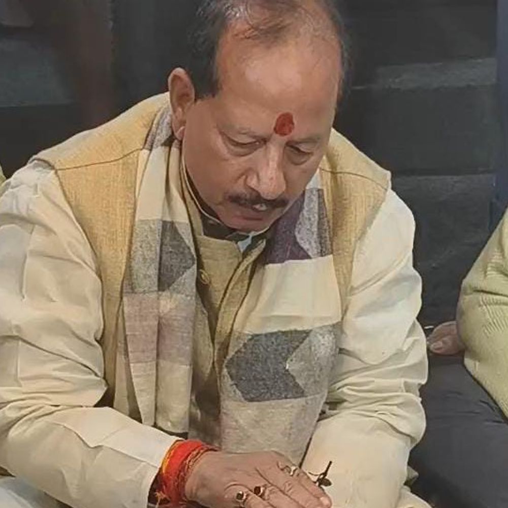 बिहार के डिप्टी सिंह विजय सिन्हा गयाजी पहुंचे:विष्णुपद और मां मंगलागौरी मंदिर में दर्शन-पूजन किया; बीजेपी नेता आशुतोष सिंह के परिजनों से मिले