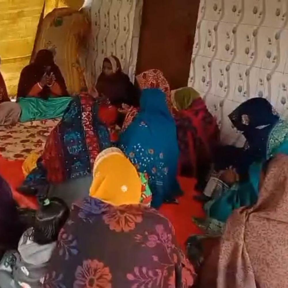 पीपल की जड़ से मिली चांदी की बुद्ध प्रतिमा:गोठी गांव में गुप्तकालीन बौद्ध विहार की संभावना, महिलाओं ने की पूजा-अर्चना