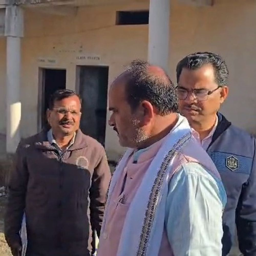 दमोह में कार्यकर्ता के घर मिला आंगनवाड़ी का टीवी:पथरिया जनपद अध्यक्ष-सीईओ ने किया बांसाकला का निरीक्षण; लापरवाही पर कार्रवाई के निर्देश