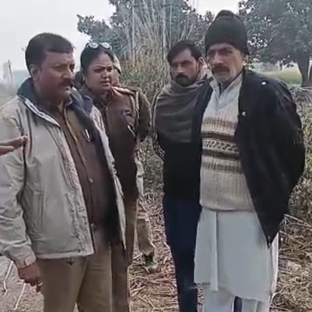 मेरठ में पुलिस पिटाई: दो पुलिसकर्मी निलंबित:गांव में पीएसी, शस्त्र लाइसेंस जमा कराए गए, पुलिस चौकी के लिए जमीन की पैमाइश