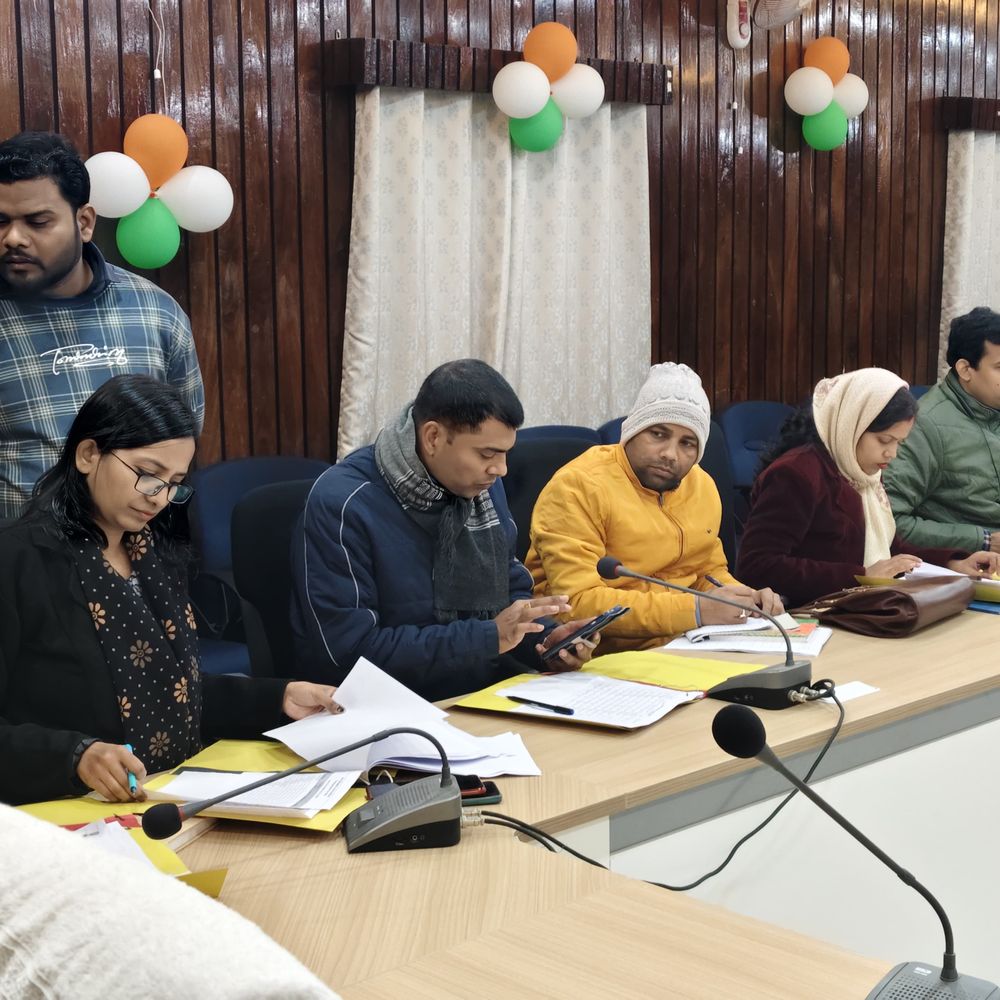 डीएम ने पीएम योजनाओं में लापरवाही पर जताई नाराजगी:बोले-विश्वकर्मा, पीएमईजीपी, पीएमएफएमई के आवेदनों को निपटाएं, बैंकों को चेतावनी