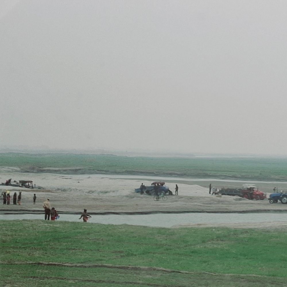 सुपौल में कोसी नदी किनारे धड़ल्ले से बालू खनन:रोज 100 से ज्यादा ट्रैक्टरों से हो रही निकासी, DM ने ली शिकायत पर संज्ञान