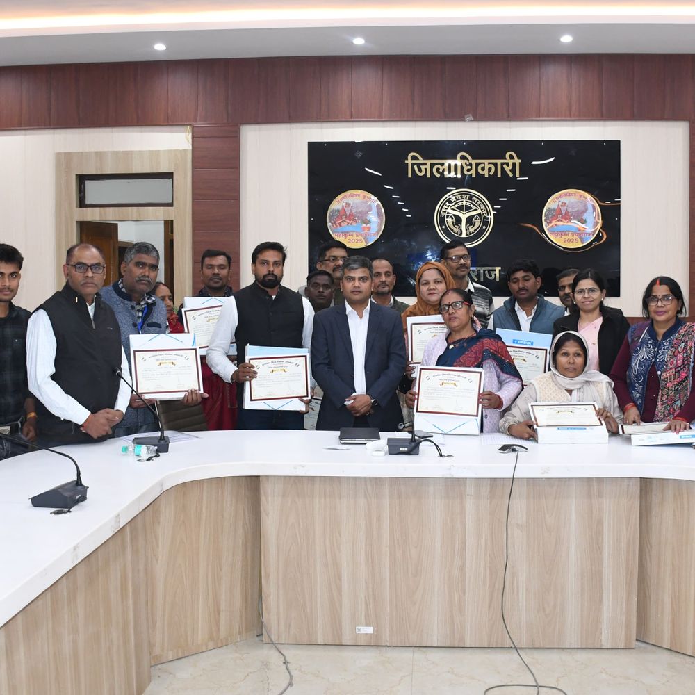 प्रयागराज में उत्कृष्ट कार्य करने वाले 19 बीएलओ सम्मानित:जिलाधिकारी ने प्रशस्ति पत्र और दीवार घड़ी देकर बढ़ाया उत्साह