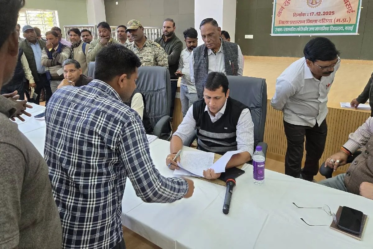 एमपी में पटवारी पर भड़के कलेक्टर, कहा- ‘सस्पेंड करो इसको, ये नौकरी में नहीं रहेगा…’